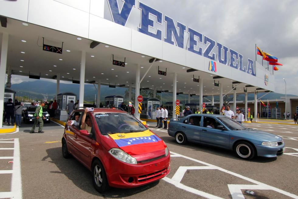 Vehículos recorren hoy el puente binacional Atanasio Girardot, que une a las poblaciones de Cúcuta (Colombia) y Tienditas (Venezuela). EFE/Mario Caicedo