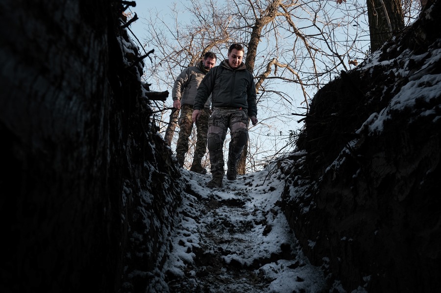 Los militares ucranianos de la 12.ª Brigada de Operaciones Especiales 'Azov' entran en una trinchera en un lugar no revelado cerca de la ciudad de primera línea de Toretsk, región de Donetsk