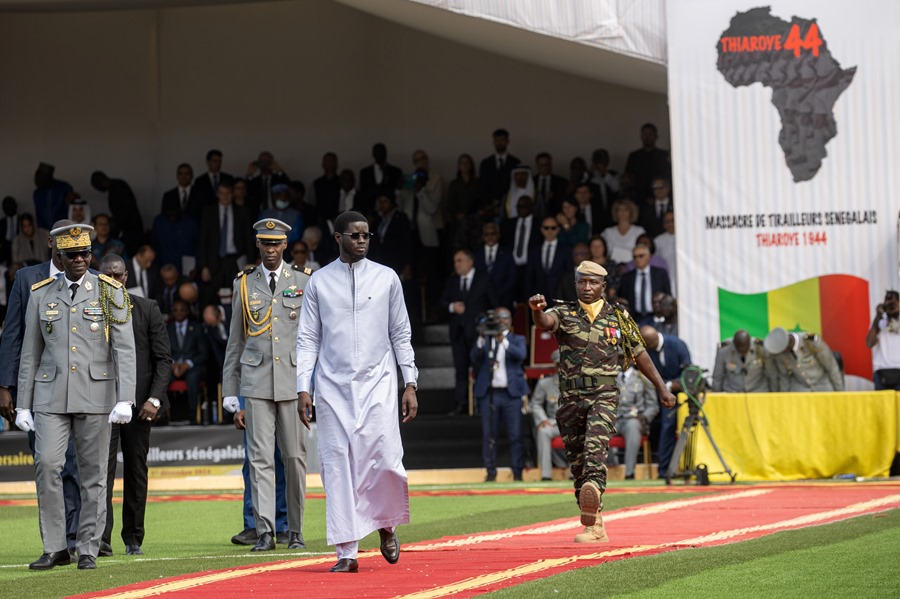 El presidente de Senegal, Bassirou Diomaye Faye (c), durante la conmemoración del 80 aniversario de la masacre de Thiaroye.