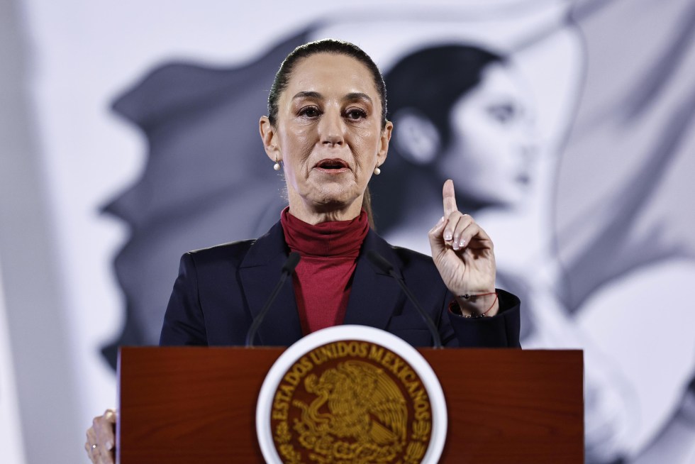 La presidenta de México, Claudia Sheinbaum, habla durante una rueda de prensa sobre las versiones que plantean un plan de Donald Trump contra el narcotráfico que incluiría una "invasión suave" del Ejército.