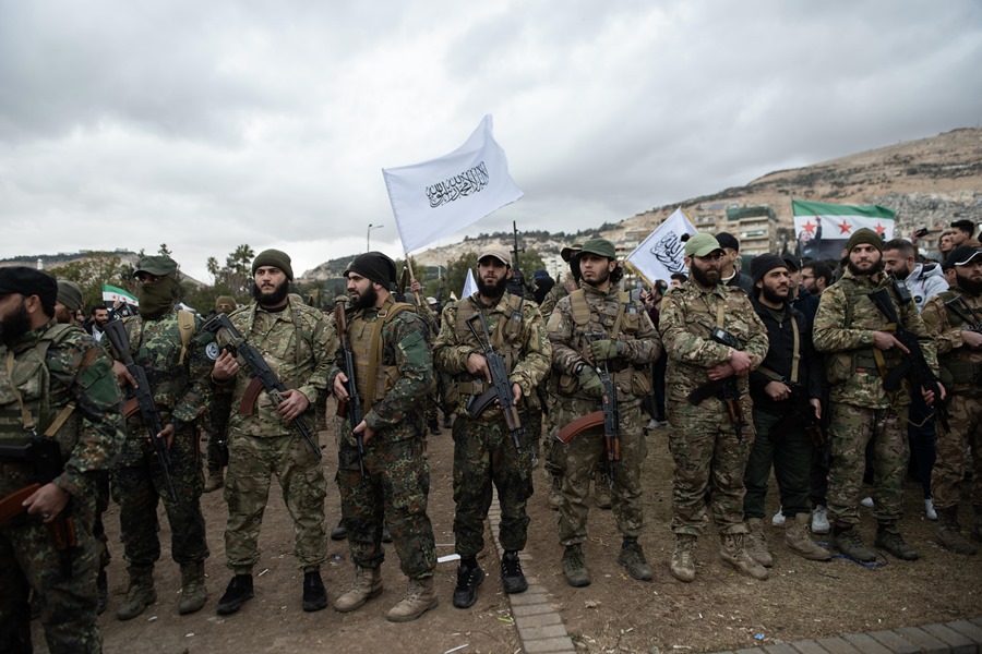 combatientes de la oposición siria marchan durante un desfile militar en Damasco