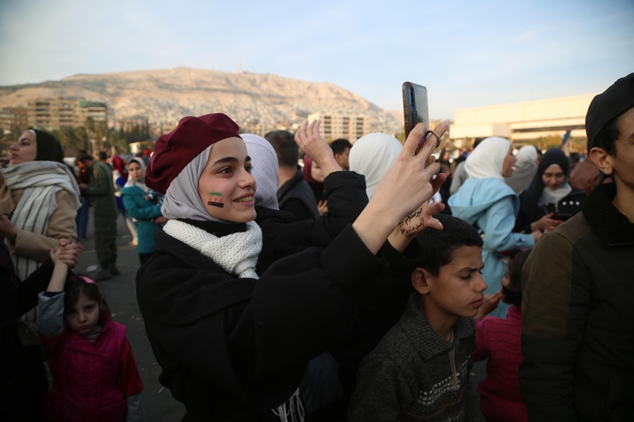 La gente celebra el derrocamiento del presidente sirio al-Assad