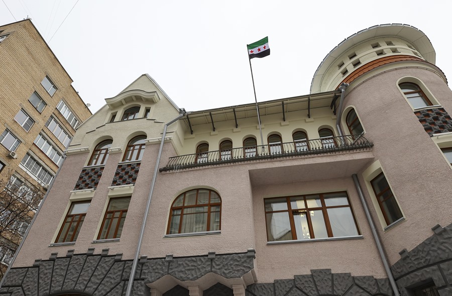 La bandera de la oposición siria ondea en el edificio de la embajada siria en Moscú