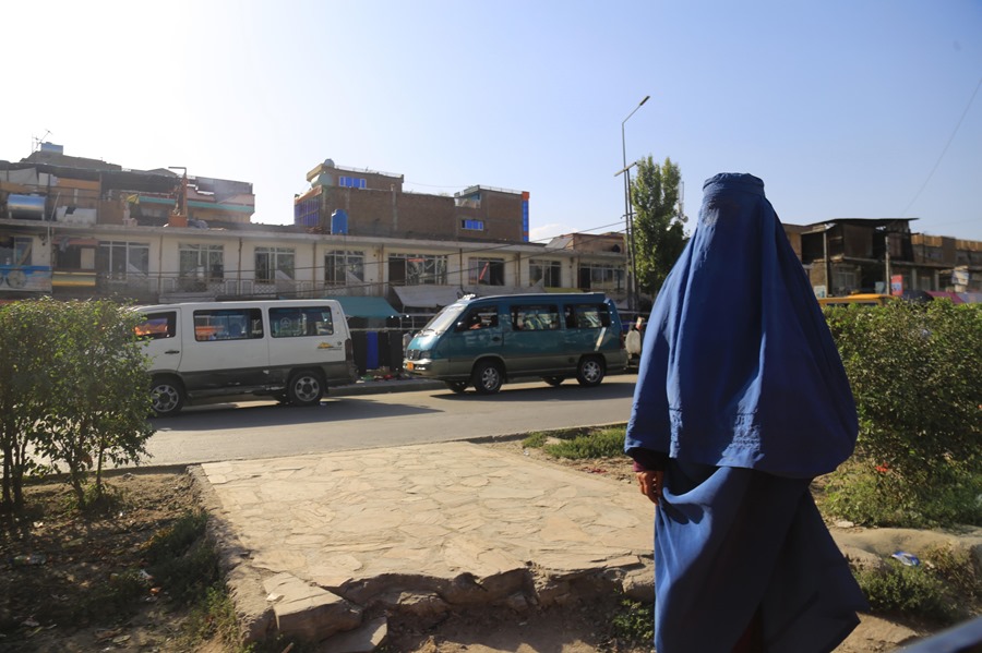 Una mujer camina por una calle de Kabul.