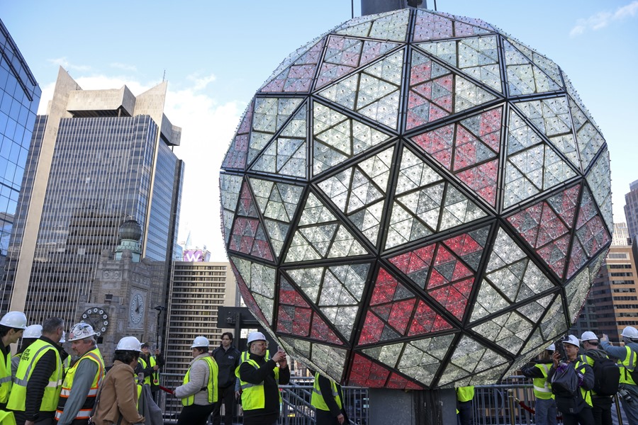 Vista de las pruebas de la esfera que anuncia el Año Nuevo en Times Square, Nueva York, este 30 de diciembre de 2024. EFE/Sarah Yenesel