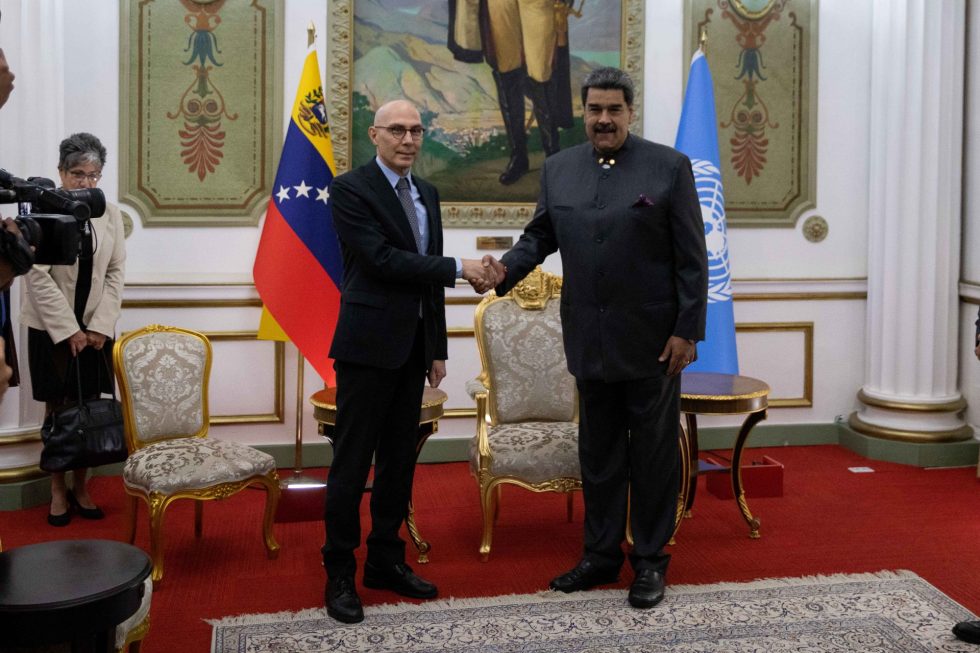 El presidente de Venezuela, Nicolás Maduro, recibe al alto comisionado de la ONU para los derechos humanos (Acnudh), Volker Türk, en el Palacio de Miraflores en Caracas (Venezuela), en una fotografía de archivo. EFE/Rayner Peña