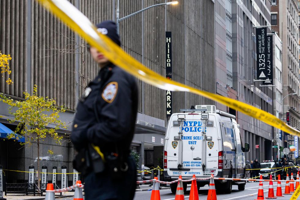 Policías de Nueva York investigan en la escena de un crimen en el que murió tiroteado Brian Thompson, director ejecutivo de la aseguradora de UnitedHealthcare, el 4 de diciembre de 2024, en Nueva York. EFE/Justin Lane