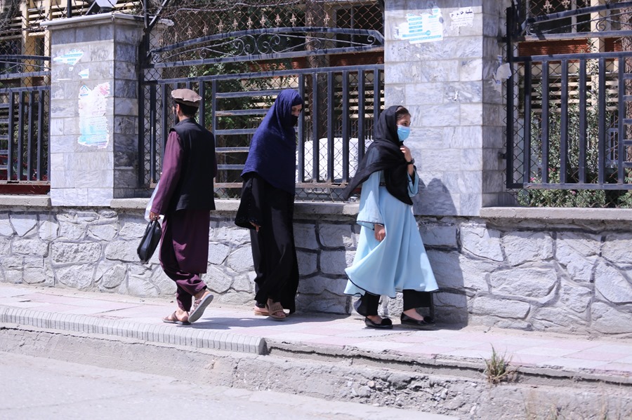 Mujeres afganas caminan por una carretera en Kabul