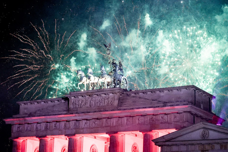 Los fuegos artificiales iluminan el cielo sobre la estatua cuadriga de la Puerta de Brandeburgo