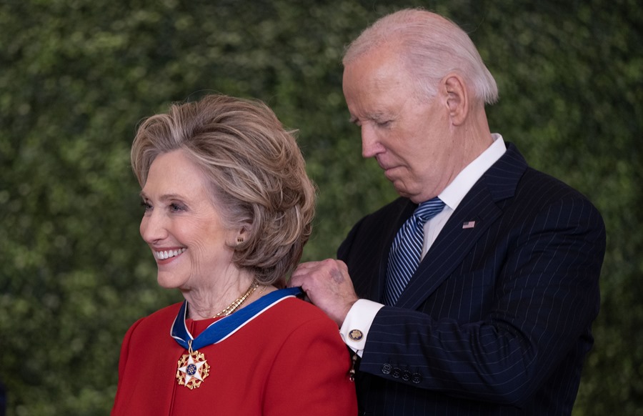 Vista de la exsecretaria de Estado Hillary Clinton (i), al recibir la Medalla Presidencial de la Libertad por parte del presidente de Estados Unidos, Joe Biden (d), este 4 de enero de 2025, en la Casa Blanca, Washington. EFE/Leigh Volgel/Pool