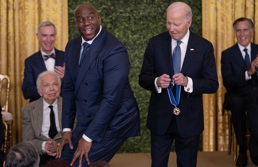 Vista del exjugador de baloncesto Magic Johnson (i), al recibir la Medalla Presidencial de la Libertad por parte del presidente de Estados Unidos, Joe Biden (d), este 4 de enero de 2025, en la Casa Blanca, Washington. EFE/Leigh Volgel/Pool