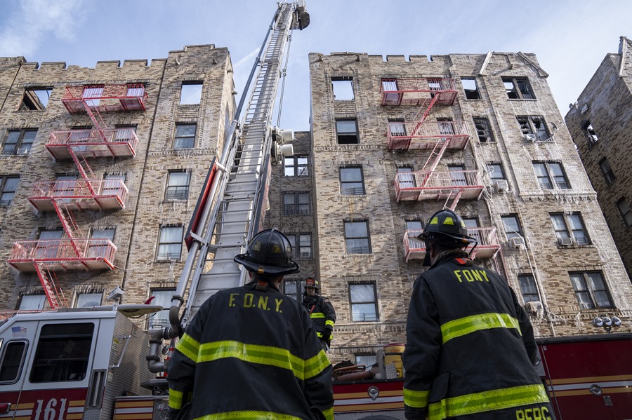 Bomberos trabajan para controlar un incendio este viernes, en la calle 900 Addee AV en el Bronx, Nueva York (EE.UU.). EFE/ Ángel Colmenares