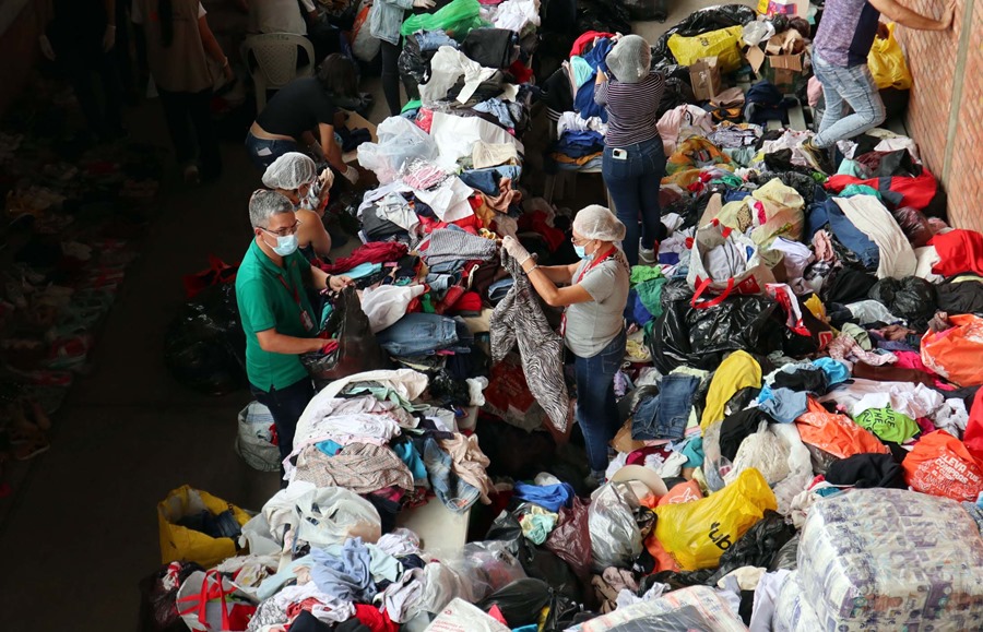 Personas clasifican algunas prendas que fueron donadas para los desplazados por la violencia en el Catatumbo, el 20 de enero de 2025, en el estadio General Santander en Cúcuta (Colombia). EFE/Mario Caicedo