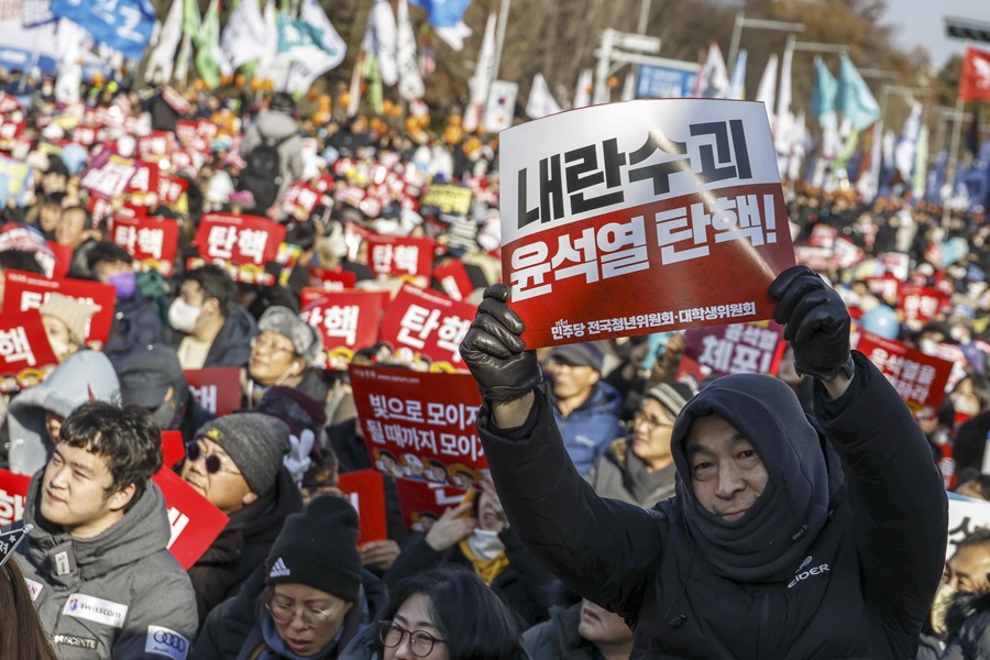 Manifestantes piden la destitución del presidente surcoreano Yoon Suk Yeol. EFE/EPA/Jeon Heon-kyun