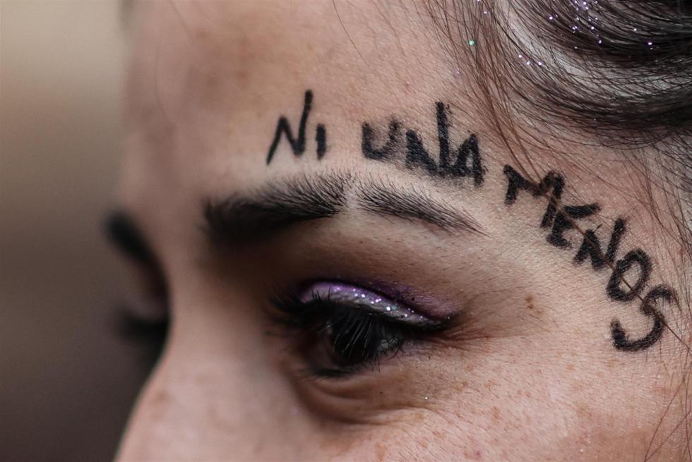 Una mujer muestra un mensaje en su rostro que pide acabar con los feminicidios, que se redujeron en 2024 en Cuba. EFE/ Juan Ignacio Roncoroni