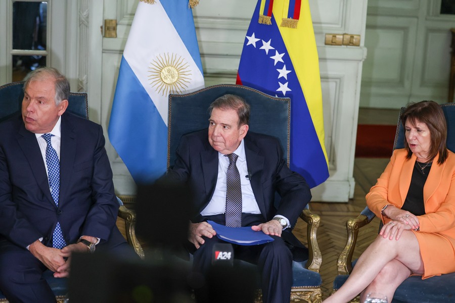 El líder opositor venezolano Edmundo González Urrutia (c) participa en una rueda de prensa acompañado por la ministra de seguridad de Argentina, Patricia Bullrich (d), y el canciller de Argentina, Gerardo Werthein, este sábado, en el Palacio de San Martín. EFE/ Juan Ignacio Roncoroni