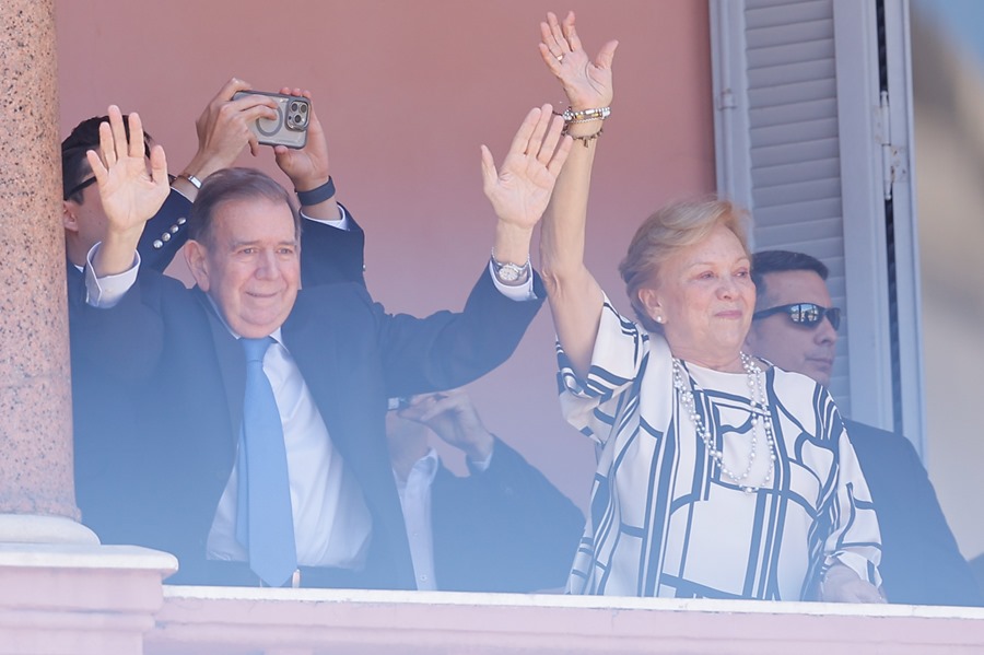 El líder opositor venezolano Edmundo González Urrutia (i) saluda junto a su esposa Mercedes López este sábado, desde un balcón de la Casa Rosada en Buenos Aires (Argentina). EFE/ Juan Ignacio Roncoroni