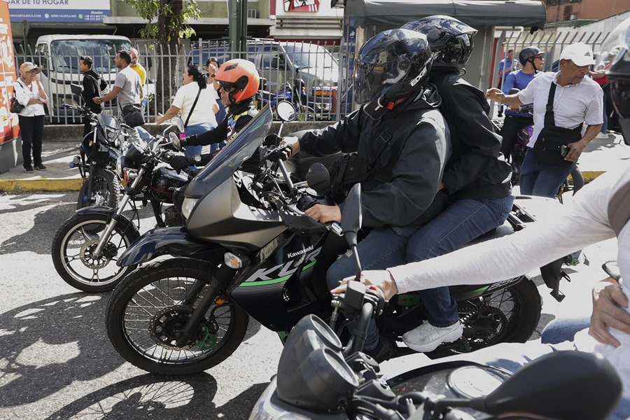 La líder antichavista María Corina Machado (c-d, casco negro) se retira de una manifestación, el 9 de enero de 2025, en Caracas (Venezuela). EFE/ Ronald Pena R.