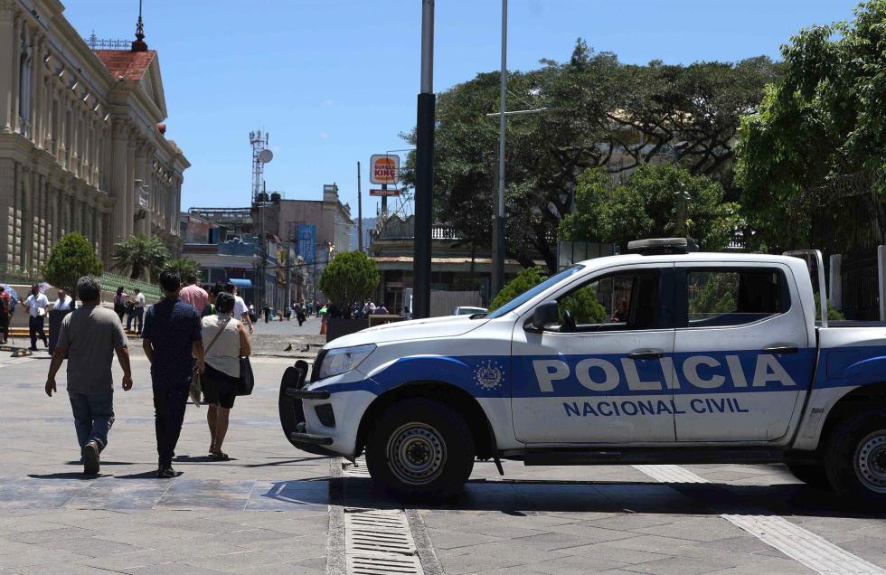 Autoridades investigan un homicidio en El Salvador, en una fotografía de archivo. EFE/Miguel Lemus