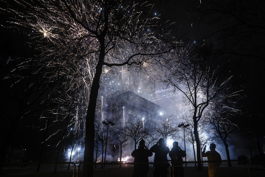 Fuegos artificiales iluminan el cielo sobre el Arco del Triunfo