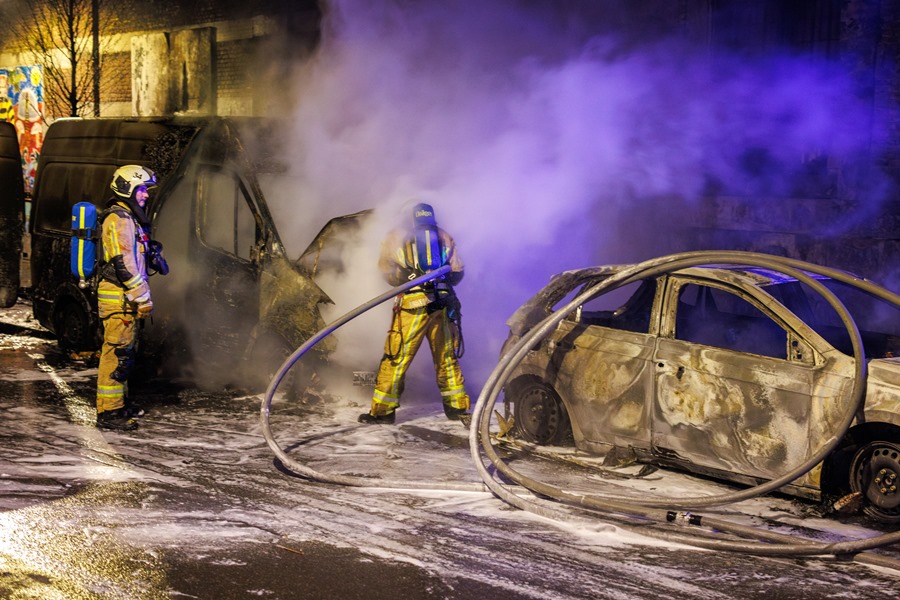 Los bomberos trabajan para extinguir una furgoneta en llamas durante las celebraciones de Nochevieja en Bruselas