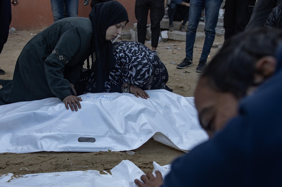 Una mujer palestina llora durante el funeral de sus familiares muertos en un ataque aéreo israelí en el campamento de Khan Yunis