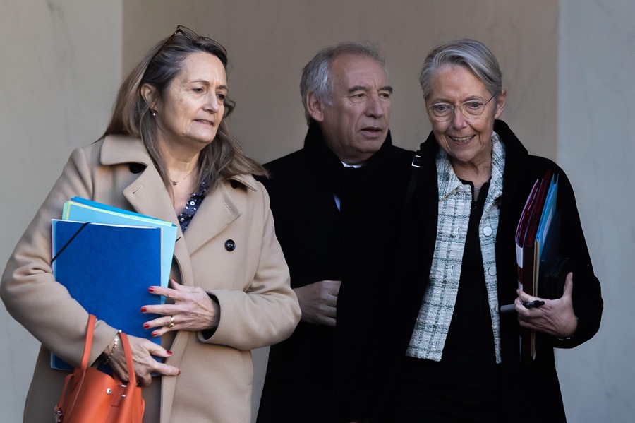 El Primer Ministro francés Francois Bayrou (C), la Portavoz del Gobierno Sophie Primas (L) y la Ministra de Educación Elisabeth Borne (R) abandonan el Palacio del Elíseo después del primer Consejo de Ministros del año en París,