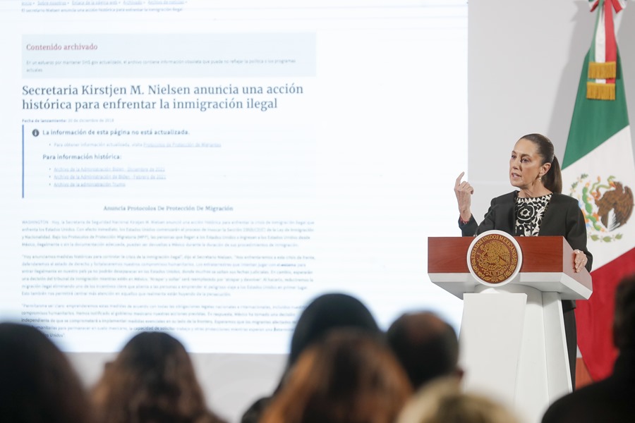 La presidenta de México, Claudia Sheinbaum, habla durante una rueda de prensa este martes, en el Palacio Nacional en Ciudad de México (México). EFE/ Isaac Esquivel