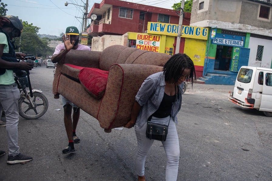 Desplazados transportan sus pertenencias en Puerto Príncipe (Haití) para huir de la violencia de las bandas armadas, en una fotografía de archivo. EFE / Johnson Sabin