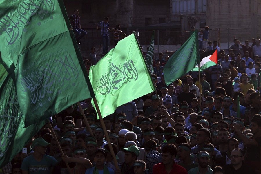 Palestinos ondean banderas de Hamás en Nablus (Cisjordania), en una imagen de archivo