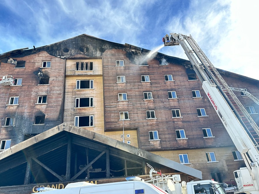 Vista del hotel afectado por un incendio en la estación de esquí de Kartalkaya.