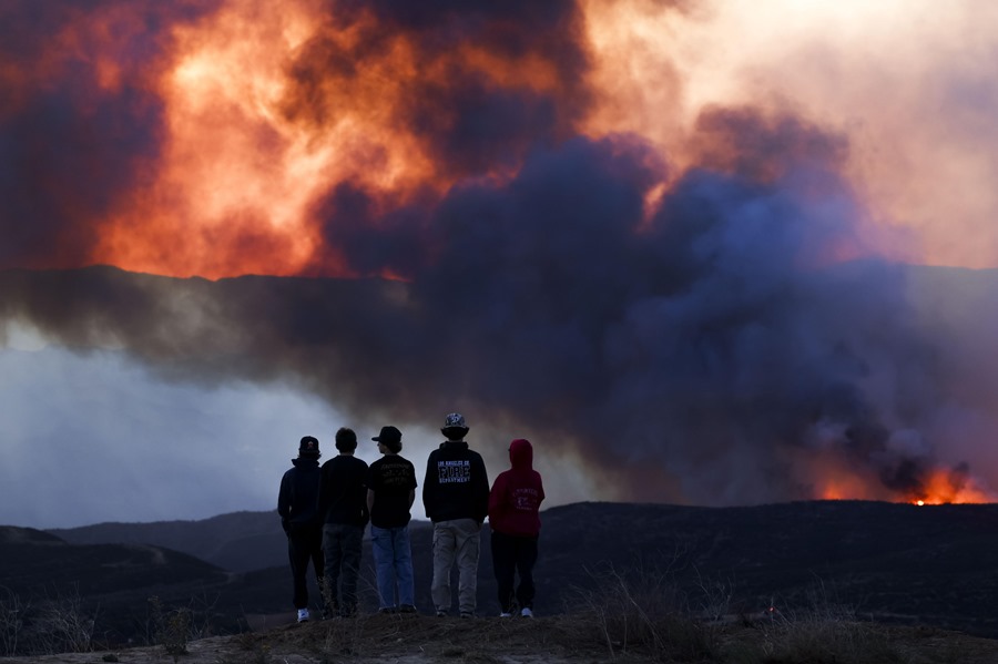 Personas observan el incendio Hughes, en una sección cerca de Santa Clarita, California, EE.UU.