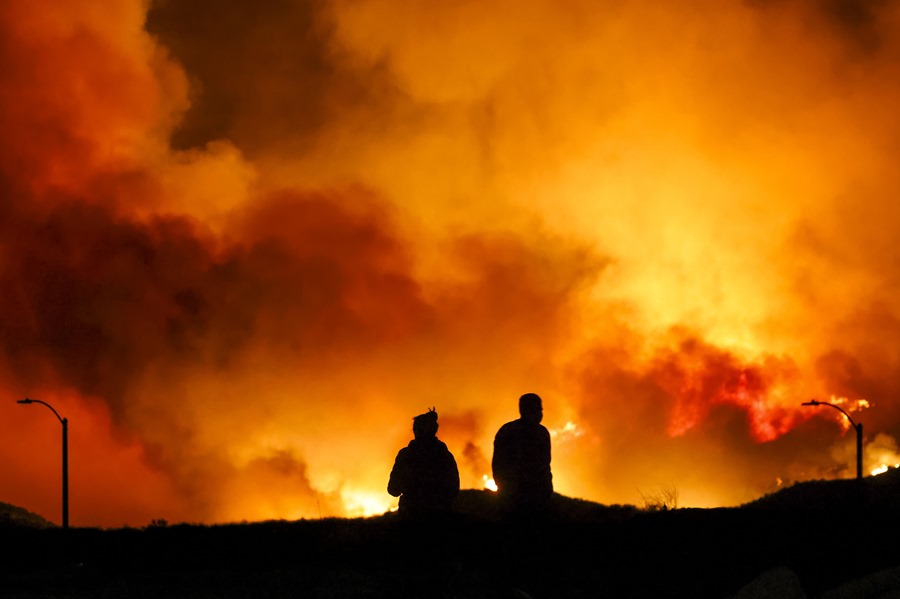 El incendio de Hughes estalló hoy al norte de los Ángeles, destruyendo miles de hogares. EFE/EPA/Ted Soqui