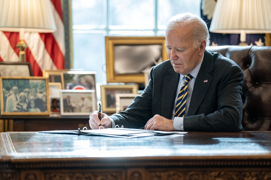 El presidente de EE.UU., Joe Biden, habla con autoridades que atienden los incendios cerca de Los Ángeles, California (EE.UU.), este 10 de enero de 2025, desde la Casa Blanca. EFE/Leigh Vogel/Pool