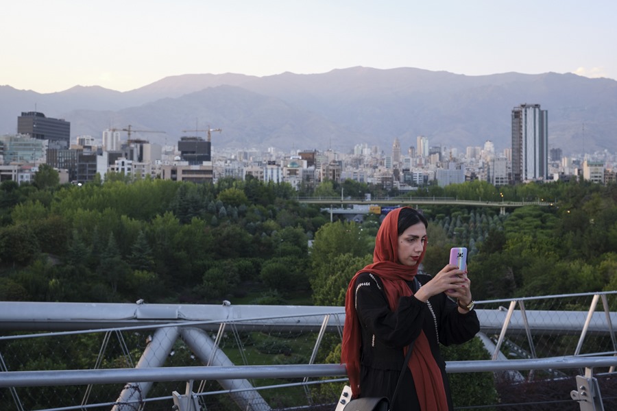 Una joven se hace un selfi en el popular puente Tabiat de Teherán (Irán), en una imagen de archivo.