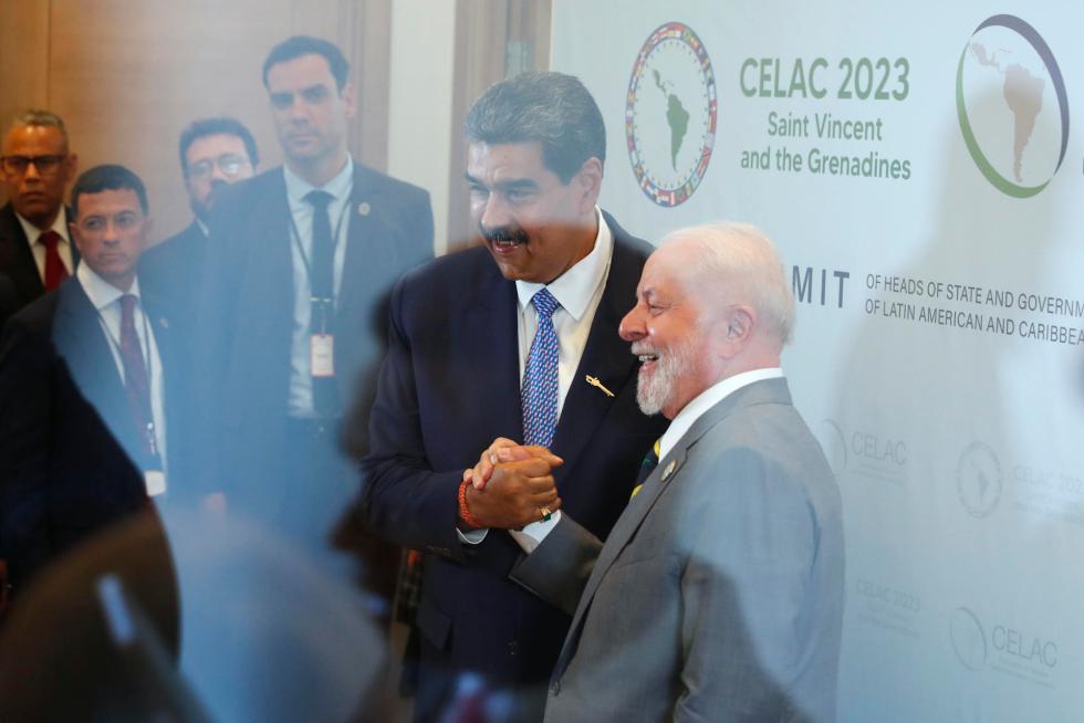 Fotografía de archivo del presidente de Brasil, Luiz Inácio Lula da Silva (der.), que posa para una foto con el presidente de Venezuela, Nicolás Maduro. EFE/ Bienvenido Velasco