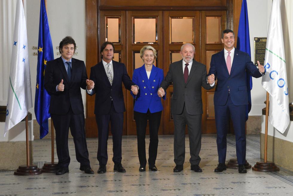 Desde la izquierda, los presidentes de Argentina, Javier Milei; de Uruguay, Luis Lacalle Pou; la presidenta de la Comisión Europea, Ursula von der Leyen; y los presidentes de Brasil, Luiz Inácio Lula da Silva, y de Paraguay, Santiago Peña, en una fotografía de archivo. EFE/Sofía Torres