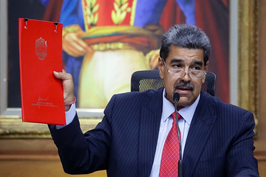 Maduro anuncia que propondrá comisión para reformar la Constitución que dejó Chávez