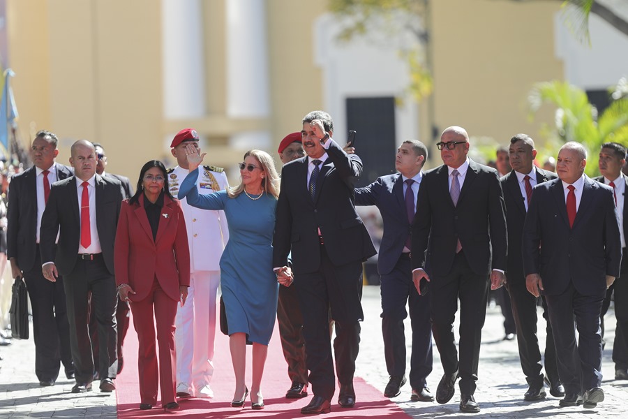 Fotografía cedida por el Palacio de Miraflores donde se ve la llegada del presidente de Venezuela, Nicolás Maduro, a la sede de la AN este viernes, en Caracas (Venezuela), junto a otros dirigentes chavistas.