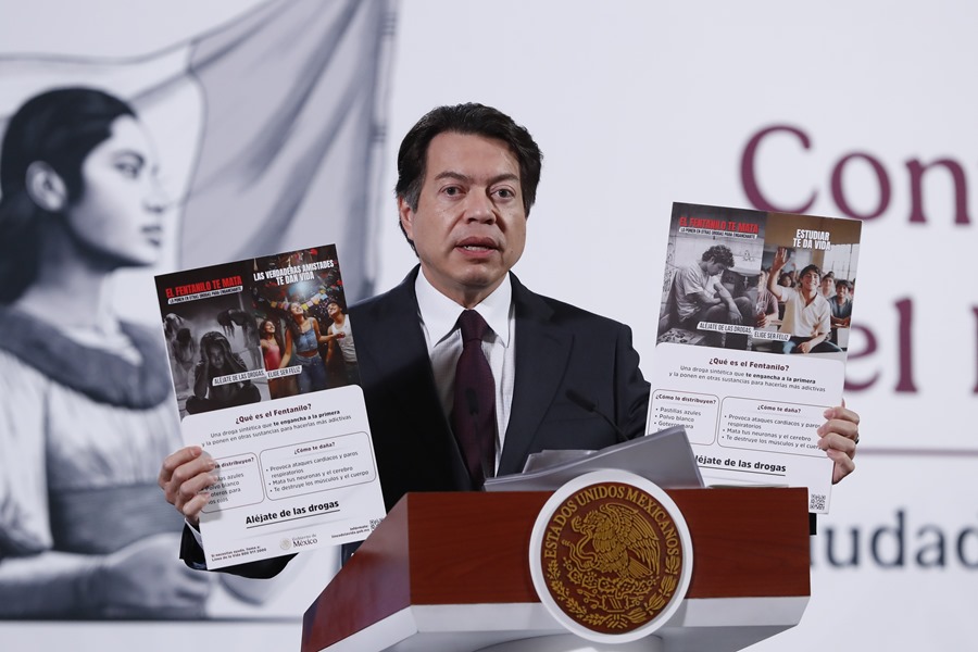 El secretario de Educación Pública (SEP) Mario Delgado habla en una rueda de prensa este martes, en el Palacio Nacional de la Ciudad de México (México), durante una campaña contra el fentanilo. EFE/ Mario Guzmán