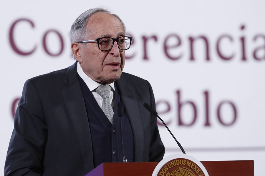 El Secretario de Salud, David Kershenobich Stalnikowitz, habla durante la rueda de prensa de la presidenta de México Claudia Sheinbaum este martes, en el Palacio Nacional de la Ciudad de México (México), durante una campaña contra el fentanilo. EFE/ Mario Guzmán