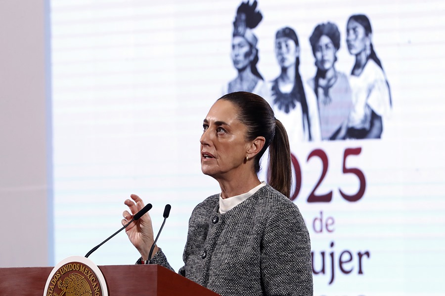 La presidenta de México, Claudia Sheinbaum, habla durante una rueda de prensa este lunes, en el Palacio Nacional en la Ciudad de México, en la que habló de la asistencia de su Gobierno a la investidura de Nicolás Maduro en Venezuela. EFE/ Mario Guzmán