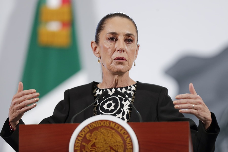 La presidenta de México, Claudia Sheinbaum, habla durante una rueda de prensa este martes, en el Palacio Nacional en Ciudad de México (México). EFE/ Isaac Esquivel