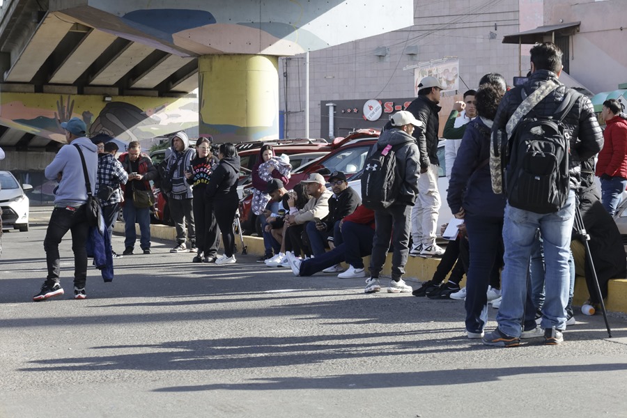 Migrantes permanecen varados, el 20 de enero de 2025, en el puerto fronterizo de El Chaparral, en Tijuana (México). EFE/ Joebeth Terríquez