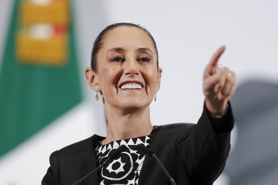 La presidenta de México, Claudia Sheinbaum, habla durante una rueda de prensa este martes, en el Palacio Nacional en Ciudad de México (México). EFE/ Isaac Esquivel