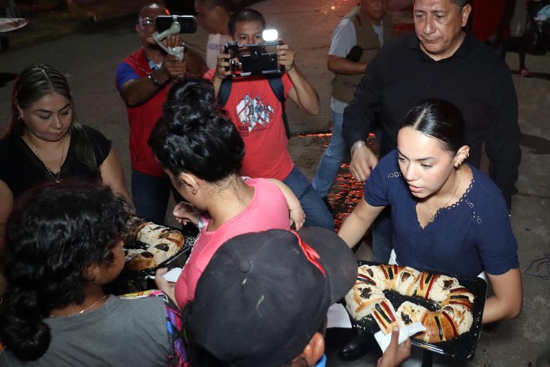 Policías llevan rosca de Reyes a migrantes varados en la frontera sur - migrantes-reciben-rosca-de-reyes-en-tapachula-1024x683