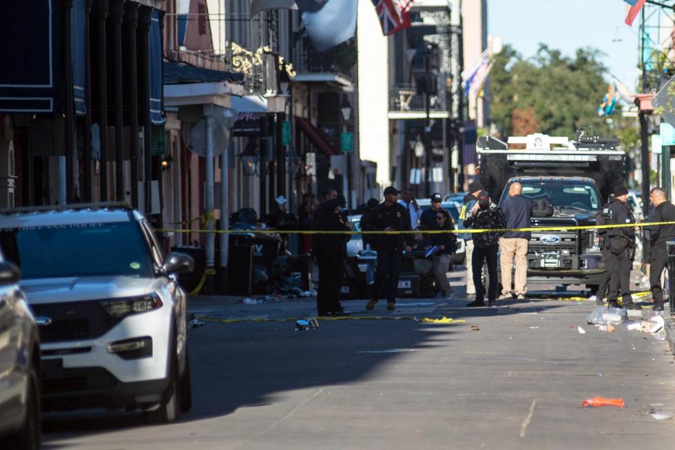 Vista de las autoridades que atienden la emergencia a causa de un atropello masivo en el barrio francés de Nueva Orleans (EE.UU.), este 1 de enero de 2025. EFE/Shawn Fink