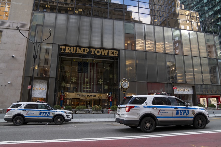 Integrantes de la Policía de Nueva York vigilan afuera de la Torre Trump este jueves. EFE/ Ángel Colmenares