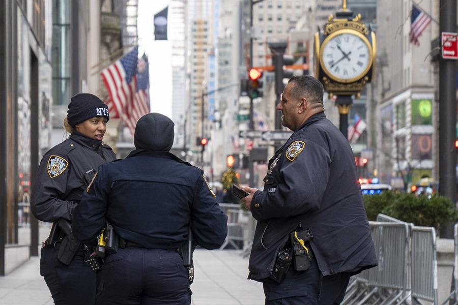 Integrantes de la Policía de Nueva York vigilan afuera de la Torre Trump este jueves. EFE/ Ángel Colmenares