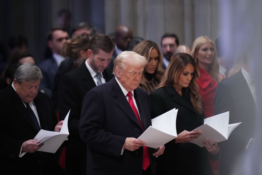 El presidente de EEUU, Donald Trump (c), junto a su esposa, Melania Trump (d), durante la ceremonia religiosa oficiada el pasado día 21